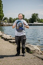 Der Taubstumme Birol Kayikci mit seiner Katze Der Taubstumme Birol Kayikci mit seiner Katze