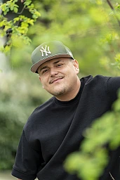 EAZ Rapper, im Garten seiner Wohnung in Villmergen