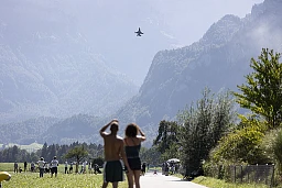 Ein Paar schaut die Flugshow in Mollis.