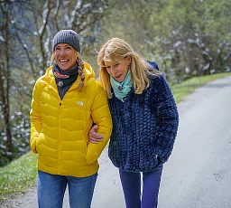 Géraldine Fasnacht et sa maman pour l'émission aux alentours de Verbier