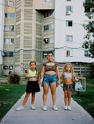 Micaela (26) steht mit ihren beiden Töchtern Mia (11) und Brianna (9) vor ihrem Wohnkomplex in Buenos Aires. «Ich war nie ein Teenager», sagt Micaela. «Ich war gleich eine Mutter.» Mit 15 wurde sie zum ersten Mal schwanger, mit 17 noch einmal. «Die Reaktion meiner Familie war schrecklich. Meine Mutter, mein Vater, meine Onkel und Tanten, alle wollten mich zu einer Abtreibung überreden. Aber ich bin eine sehr entschlossene Frau, man kann mich nicht einfach so umstimmen. Ich habe immer davon geträumt, Mutter zu werden. Und ich habe alle Hürden überwunden, es gegen alle Vorurteile geschafft, meine Töchter Mia und Brianna bei mir zu behalten.» (März 2024, Buenos Aires, Argentinien) Micaela (26) steht mit ihren beiden Töchtern Mia (11) und Brianna (9) vor ihrem Wohnkomplex in Buenos Aires. «Ich war nie ein Teenager», sagt Micaela. «Ich war gleich eine Mutter.» Mit 15 wurde sie zum ersten Mal schwanger, mit 17 noch einmal. «Die Reaktion meiner Familie war schrecklich. Meine Mutter, mein Vater, meine Onkel und Tanten, alle wollten mich zu einer Abtreibung überreden. Aber ich bin eine sehr entschlossene Frau, man kann mich nicht einfach so umstimmen. Ich habe immer davon geträumt, Mutter zu werden. Und ich habe alle Hürden überwunden, es gegen alle Vorurteile geschafft, meine Töchter Mia und Brianna bei mir zu behalten.» (März 2024, Buenos Aires, Argentinien)