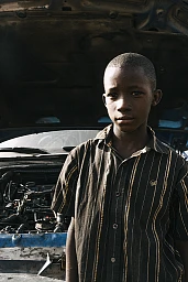 Jugendliche beginnen bereits im Alter von 14 Jahren in den Werkstätten zu arbeiten, um ihren Beitrag zu leisten und sich eine Zukunft aufzubauen.