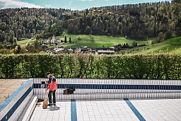 In der Badi in Merishausen wird der Laub aus dem noch leeren Becken zusammengefegt.