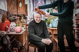 Fotograf Walter Pfeiffer wenig eitel und spontan im Blumenladen Zum Safran mitten in der Schaffhauser Altstadt. Fotograf Walter Pfeiffer wenig eitel und spontan im Blumenladen Zum Safran mitten in der Schaffhauser Altstadt.