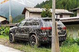 Ein Auto, über und über mit Schlamm bespritzt.