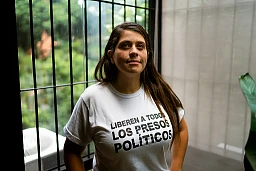 *(Entschuldige die komischen Abstände und Bindestriche, aber das ganze Wort wird sonst nicht akzeptiert.) Caracas, Venezuela. Journalistin und Menschenrechts - Aktivistin Andreina Baduel im Portrait. Sie ist die Tochter des ehemaligen venezolanischen Verteidigungs - Ministers Raúl Isaías Baduel und Schwester des aktuell politisch Gefangenen Josnars Baduel. *(Entschuldige die komischen Abstände und Bindestriche, aber das ganze Wort wird sonst nicht akzeptiert.) Caracas, Venezuela. Journalistin und Menschenrechts - Aktivistin Andreina Baduel im Portrait. Sie ist die Tochter des ehemaligen venezolanischen Verteidigungs - Ministers Raúl Isaías Baduel und Schwester des aktuell politisch Gefangenen Josnars Baduel.