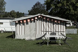 Bei diesem Zelt ist bereits Stille eingekehrt. Bei diesem Zelt ist bereits Stille eingekehrt.