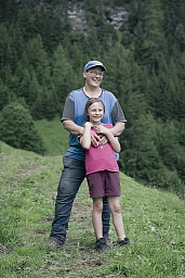 Mutter und Tochter: Myriam und Joana Salzmann auf ihrer Alp.