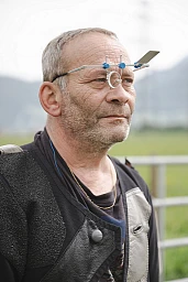 Aigle, le samedi 29 juin 2024. Abbaye des Nobles Coeurs. Albert a fait partie du comité de l'abbaye pendant 34 ans. Il a initié sa fille au tir et la trouve prometteuse. "Je lui ai fait faire des lunettes de tir. Elle veut tirer avec la même arme que moi, le FAS 5703, même si elle est plus technique qu’une autre.” (Marie-Lou Dumauthioz/24heures) Aigle, le samedi 29 juin 2024. Abbaye des Nobles Coeurs. Albert a fait partie du comité de l'abbaye pendant 34 ans. Il a initié sa fille au tir et la trouve prometteuse. "Je lui ai fait faire des lunettes de tir. Elle veut tirer avec la même arme que moi, le FAS 5703, même si elle est plus technique qu’une autre.” (Marie-Lou Dumauthioz/24heures)