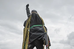 Montreux, le jeudi 23 mai 2024. En place depuis 1996, la statue de Freddie Mercury doit déménager des quais de Montreux pour faire place nette au Montreux Jazz Festival. Elle est replacée temporairement dans un parc à 200m de là. (Marie-Lou Dumauthioz/24heures)