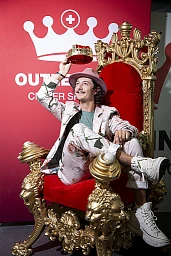 Jungunternehmer Toni Kurz, der Outlet King, krönt sich gleich selbst. Jungunternehmer Toni Kurz, der Outlet King, krönt sich gleich selbst.