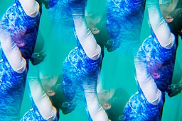 Sportler:in und Coach Desi im Turndress. Fitnessstudio September 2024, Zürich