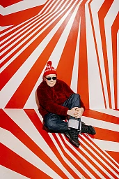 Walter Pfeiffer mit Gottvertrauen-Mütze, fotografiert im Wow-Museum in Zürich. Walter Pfeiffer mit Gottvertrauen-Mütze, fotografiert im Wow-Museum in Zürich.