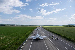 Kampfflugzeuge der Schweizer Luftwaffe auf der Autobahn A1 bei Payerne Kampfflugzeuge der Schweizer Luftwaffe auf der Autobahn A1 bei Payerne