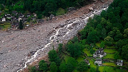 Fontana (Valle Bavona - Alta Vallemaggia) - diviso in due da una frana Fontana (Valle Bavona - Alta Vallemaggia) - diviso in due da una frana
