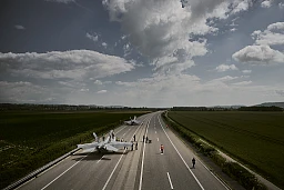 Operation Alpha Uno, in which a section of motorway between Payerne and Avenches was closed to traffic so that FA/18 fighter jets could land and take off in Payerne on Wednesday 5 June 2024. (© Gabriel Monnet) Operation Alpha Uno, in which a section of motorway between Payerne and Avenches was closed to traffic so that FA/18 fighter jets could land and take off in Payerne on Wednesday 5 June 2024. (© Gabriel Monnet)