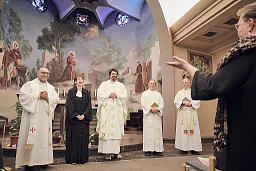 Le prêtre Mazin Astefan (gauche) photographié aux côtés de sa femme pasteure Diane Barraud, pendant la Messe de 10h30 pour commencer la Journée Romande de la paroisse catholique chrétienne, le jeudi 9 mai 2024 à Saint-Maurice. (© Gabriel Monnet)