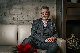 Peter Lack beim Caritas Hauptsitz in Luzern