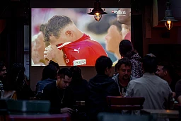 In einem Restaurant in der Innenstadt von Winterthur ist der Kapitän der Schweizer Nati, Granit Xhaka, wie er seine Enttäuschung nach dem Ausscheiden an der EM zeigt.