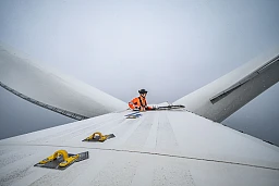 Teddy Sassier oben auf der Windturbine, Windpark Mont Soleil / Mont Crosin, 27.03.2024 Teddy Sassier oben auf der Windturbine, Windpark Mont Soleil / Mont Crosin, 27.03.2024