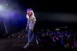 Nemo performt den Siegersong des Eurovision Songcontests anlaesslich des Pride Festival auf der Landiwiese am Freitag, den 14. Juni 2024, in Zuerich. (KEYSTONE/Christian Merz)