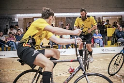 ALTDORF, UR, 12.10.2024 - Fabian Hauri (rechts mit Bart) und Jon Müller bilden das Team RS Altdorf 1. Der UCI Radball (Cycle-Ball) Weltcup fand am 12. Oktober in der Radsport Halle in Altdorf, Uri statt. Es nahmen Mannschaften aus der Schweiz, Tschechien, Österreich, Deutschland und Hong Kong teil. ALTDORF, UR, 12.10.2024 - Fabian Hauri (rechts mit Bart) und Jon Müller bilden das Team RS Altdorf 1. Der UCI Radball (Cycle-Ball) Weltcup fand am 12. Oktober in der Radsport Halle in Altdorf, Uri statt. Es nahmen Mannschaften aus der Schweiz, Tschechien, Österreich, Deutschland und Hong Kong teil.