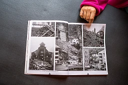 Gondo, VS. Daiana Squaratti (42) wohnt im von Bergstürzen bedrohten Dorf Gondo. Sie zeigt das Buch "Das schwarze Wochenende", Hrsg. Walliser Bote, von der Unwetterkatastrophe im Okt. 2000, bei dem unteranderem ihr Vater und Onkel ums Leben gekommen sind. Gondo, VS. Daiana Squaratti (42) wohnt im von Bergstürzen bedrohten Dorf Gondo. Sie zeigt das Buch "Das schwarze Wochenende", Hrsg. Walliser Bote, von der Unwetterkatastrophe im Okt. 2000, bei dem unteranderem ihr Vater und Onkel ums Leben gekommen sind.