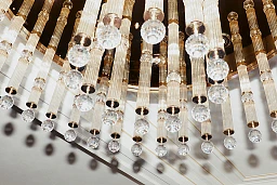 Ein Kronleuchter an der Decke. Ein Kronleuchter an der Decke.