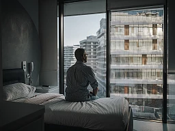 “Wenn ich mir alte Fotos ansehe, begann der Haarverlust wohl bereits mit 19" , erzählt Felix am Vortag der Operation. “Wenn ich mir alte Fotos ansehe, begann der Haarverlust wohl bereits mit 19" , erzählt Felix am Vortag der Operation.