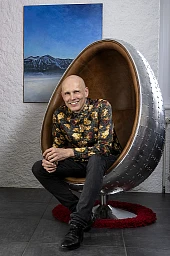 07.04.2024; Forel; La naissance de Djazza Leoparda; Le journaliste Pascal Pellegrino prepare un spectacle de Drag Queen qu il presentera prochainement au theatre Boulimie. En attendant il repete chez lui ou il a reconstitue la petite scene du theatre lausannois. IL lui faut deux heures de maquillage pour entrer dans son personnage de Djazza Leoparda 07.04.2024; Forel; La naissance de Djazza Leoparda; Le journaliste Pascal Pellegrino prepare un spectacle de Drag Queen qu il presentera prochainement au theatre Boulimie. En attendant il repete chez lui ou il a reconstitue la petite scene du theatre lausannois. IL lui faut deux heures de maquillage pour entrer dans son personnage de Djazza Leoparda