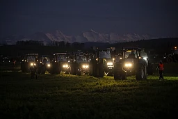 Vertreterinnen und Vertreter der Bauernbewegung treffen mit ihren Traktoren zu einer Mahnwache ein, um ihren Forderungen Nachdruck zu verleihen, am Freitag, 22. Maerz 2024 in Ersigen bei Kirchberg BE. Im Hintergrund die Berner Alpen mit Eiger, Moench und Jungfrau, von links. (KEYSTONE/Alessandro della Valle) Vertreterinnen und Vertreter der Bauernbewegung treffen mit ihren Traktoren zu einer Mahnwache ein, um ihren Forderungen Nachdruck zu verleihen, am Freitag, 22. Maerz 2024 in Ersigen bei Kirchberg BE. Im Hintergrund die Berner Alpen mit Eiger, Moench und Jungfrau, von links. (KEYSTONE/Alessandro della Valle)