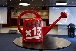 Eine Giesskanne steht auf einem Tisch zur AHV Abstimmung (KEYSTONE/Peter Schneider) Eine Giesskanne steht auf einem Tisch zur AHV Abstimmung (KEYSTONE/Peter Schneider)