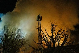 Bière, mercredi 21 février 2024, vue sur la grue des pompiers en train de lutter contre les flammes