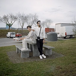 Zwei Männer machen auf dem Rastplatz Chrüzstrass im Kanton Zürich eine Pause. Zwei Männer machen auf dem Rastplatz Chrüzstrass im Kanton Zürich eine Pause.