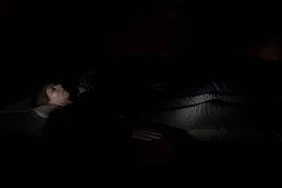 Photoreporter, je me retrouve confinée pendant 4 ans car je suis en partie invalide, suite à l'infection au Covid et une inflammation généralisée du corps. La nuit, comme un mort installé dans un cercueil, les bras le long du corps, je ne peux me tourner car aucun flanc de mon corps est assez doux pour supporter l’écrasement. Photoreporter, je me retrouve confinée pendant 4 ans car je suis en partie invalide, suite à l'infection au Covid et une inflammation généralisée du corps. La nuit, comme un mort installé dans un cercueil, les bras le long du corps, je ne peux me tourner car aucun flanc de mon corps est assez doux pour supporter l’écrasement.