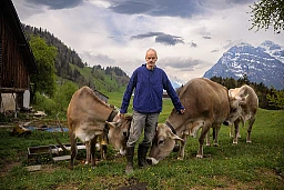 Ein Portrait von Heiri Hösli, Bauer aus Ennetbergen, mit seinen drei Kühen Zora, Julie und Petra, fotografiert am 01. Mai 2024. Der 68-jährige Bergbauer ist ein knorriger Typ. In Glarus ist er allerorts bekannt für seine flammenden Voten und seine unverblümten Leserbriefe. Bei der Landsgemeinde 2024 in Glarus will er mit einem Antrag aufwarten, der eine gerechte Verteilung von Gemeindepachtland fordert.