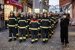 Les sapeurs-pompiers de la ville de Lausanne manifestent a cote de Vanessa Monney, secretaire syndicale du SSP lors d'une marche entre la caserne et le conseil communal de la ville le mardi 5 novembre 2024 à Lausanne.