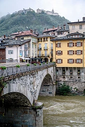 Die Brücke zum Dorf Varallo in Valsesia, Norditalien. Oktober 2024. Die Brücke zum Dorf Varallo in Valsesia, Norditalien. Oktober 2024.