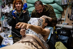 Ein schwer verwundeter ukrainischer Soldat wird in einem medizinischen Stabilisierungspunkt nahe der Front bei Tschassiw Jar behandelt. Der Junge Soldat war Teil eines 3-Mann Minenwerfer Trupps, welcher von einem russischen Geschoss getroffen wurde. Die Männer konnte wegen der Gefahr durch russische Angriffsdrohnen über 10 Stunden nicht vom Schlachtfeld evakuiert werden.