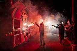Lausanne, le 10 AVRIL 2024, Match de playoff hockey sur glace entre Fribourg-Gottéron et le LHC. Ambiance au Spot Café de la Vaudoise Aréna. Ici, les supporters et les ultras allument les fumigènes pour accueillir le car des joueurs. .©Florian Cella/24H Lausanne, le 10 AVRIL 2024, Match de playoff hockey sur glace entre Fribourg-Gottéron et le LHC. Ambiance au Spot Café de la Vaudoise Aréna. Ici, les supporters et les ultras allument les fumigènes pour accueillir le car des joueurs. .©Florian Cella/24H