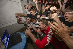 Echichens, le 02 aout 2024, Ambiance de folie au fan-club de Zoé Claessens au terrain de BMX d'Echichens où tous sont réunis pour fêter la médaille de bronze de la jeune championne. Ici, en rouge, Bastien Claessens, le frère de Zoé. ©Florian Cella/24h