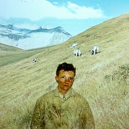 Asa Hendry, Kunstschaffende im Bereich Literatur, Theater und Performance. Surselva, Val Lumnezia, Gessnerallee, Parkhaus, Zürich, Oktober 2024.