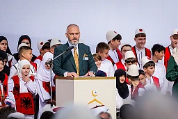 Vereinspräsident Adem Murseli begrüsst die Albanische Gemeinschaft. Vereinspräsident Adem Murseli begrüsst die Albanische Gemeinschaft.