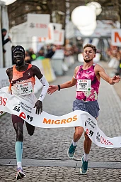 Geneve, le 8 decembre 2024. Dominic Lobalu(a gauche) et Jimmy Gressier franchissent au coude a coude la ligne d’arrivee de la course Elite homme. Photo Pierre Albouy/Course de l’Escalade