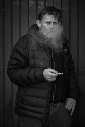 Marcus Signer Schauspieler Maloney Zigarette Strasse Tor Zürich Marcus Signer Schauspieler Maloney Zigarette Strasse Tor Zürich