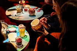 Räbeliechtliumzug für Erwachsene im Musikclub Kraftfeld, Winterthur. Zuerst wird im Kraftfeld geschnitzt, dann gibts einen kleinen Umzug.