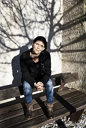 Silvia Eyer, Gemeinderätin (SP) und Buchautorin, posiert für ein Portrait im Pfarrgarten neben der Gemeindekanzlei, in Naters, Wallis, am Mittwoch, 3. Januar 2024. Silvia Eyer, Gemeinderätin (SP) und Buchautorin, posiert für ein Portrait im Pfarrgarten neben der Gemeindekanzlei, in Naters, Wallis, am Mittwoch, 3. Januar 2024.