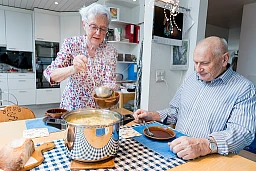 Als Ur-Inserin weiss Tildy Schmid, was Albert Anker früher einmal im Suppenteller hatte. Zusammen mit ihrem Mann kocht sie das einstige Armengericht.