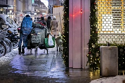 Geneve, le 9 janvier 2023. Un homme parcours les rues du centre ville pour trouver un abri pour dormir avec son chien. © Magali Girardin Geneve, le 9 janvier 2023. Un homme parcours les rues du centre ville pour trouver un abri pour dormir avec son chien. © Magali Girardin