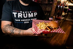 Onur Karats, der Chef des Dinners serviert Burger und Pommes